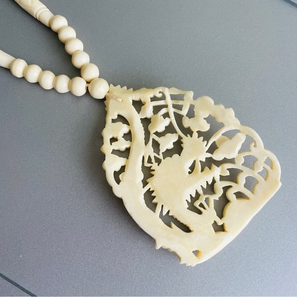 VINTAGE 1950’S CARVED CELLULOID BONE BEAD NECKLACE WITH OPEN CUT DRAGON … - Picture 6 of 7